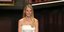 Η Γκουίνεθ Πάλτροου σε ρόλο-έκπληξη: Τέλεσε τον γάμο του γιου του Ρομπ Λόου με εντυπωσιακό floral φόρεμα