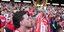 Ο Ντέκλαν Ράις με την κούπα της Premier League