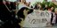Ενας νέος «Λουκάνικος»: Ο σκύλος- μασκότ των μαθητικών διαδηλώσεων στο Αργος [ει