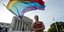 Ιστορική απόφαση στις ΗΠΑ: Τα ομοφυλόφιλα ζευγάρια δικαιούνται όλες τις προνοιακ
