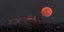 H «ματωμένη» Σελήνη πάνω από τον Παρθενώνα / Φωτογραφία: ΑP Images