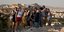 Τουρίστες ποζάρουν με φόντο την Ακρόπολη (Φωτογραφία αρχείου: AP/Petros Giannakouris)