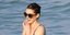H Anne Hathaway βγάζει στη φόρα τα καλλίγραμμα πόδια της: Ολόλευκη και αμακιγιάρ