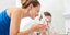 Μια γυναίκα πλένει το πρόσωπό της/ Φωτογραφία: Shutterstock