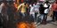 Οι ακραίοι εθνικιστές - Ινδουιστές καίνε ομοίωμα του Αγ. Βαλεντίνου / Φωτογραφία: AP Images