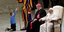 Κωφάλαλο αγοράκι «κλέβει» τα φώτα από τον πάπα Φραγκίσκο/φωτογραφία: AP