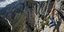 Απίστευτο: Σκαρφάλωσε σε απόκρημνο βράχο 155 μέτρων με γυμνά χέρια [εικόνες]