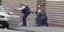 Η στιγμή που δύο αστυνομικοί συλλαμβάνουν έναν από τους υπόπτους (Φωτογραφία: YouTube)