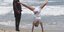 H Πάμελα Αντερσον με τα πόδια ψηλά -Κάνει την παιδούλα στην παραλία [εικόνες]