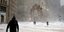 Αψηφώντας το δριμύ ψύχος πεζοί διασχίζουν χιονισμένο δρόμο στο κέντρο της Βοστώνης (Φωτογραφία: ΑΡ) 