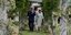 Ο πρίγκιπας Κάρολος κι η σύζυγός του Καμίλα κατά την επίσκεψή του στο συμμαχικό νεκροταφείο του Παλαιού Φαλήρου (Φωτογραφία: ΑΡ)