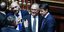 Ο νέος πρωθυπουργός της Ιταλίας Τζουζέπε Κόντε ποζάρει στο φακό γερουσιαστή (Φωτογραφία: ΑΜΠΕ/EPA/GIUSEPPE LAMI) 