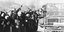 Έλληνες χωρικοί κάπου στην ύπαιθρο τον Μάιο του 1941 υποδέχονται τα στρατεύματα Κατοχής με τον ναζιστικό χαιρετισμό