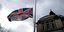 Μεσίστιες οι σημαίες στη Μ.Βρετανία για τα θύματα στη Ν.Ζηλανδία (Φωτο: ΑΡ)