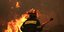 Πυροσβέστης στη μάχη για την κατάσβεση της πυρκαγιάς στην Κινέτα/Φωτογραφία: Eurokinissi