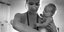 Σάλος στο Διαδίκτυο με τη φωτογραφία της γυμνής μητέρας που κρατά αγκαλιά τα παι