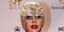 H Lady Gaga ντύθηκε σαν σοκολατάκι Φερέρο Ροσέ [εικόνες] 