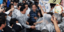 Ο πρωθυπουργός βγήκε στους δρόμους και διαδήλωσε!