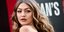 Η Gigi Hadid ποζάρει στον φακό/Φωτογραφία AP Images