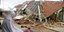 Μια σεισμόπληκτη θρηνεί στα ερείπια του σπιτιού της στο Λομπόκ (Φωτογραφία: ΑΡ) 