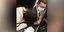 Ο άνρδας χτυπά με το κινητό του το κεφάλι της γυναίκας. Φωτογραφία: YouTube