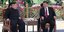 O Κιμ Γιονγκ Ουν κι ο Σι Τζινπίνγκ συζητούν κατά τη συνάντησή τους στην πόλη Νταλιάν της Κίνας (Φωτογραφία: ΑΡ) 