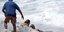 Σοκαριστικές εικόνες: Η Χάιντι Κλουμ βουτά στη μανιασμένη θάλασσα να σώσει τον γ