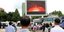 Περαστικοί στον Πιονγιάνγκ παρακολουθούν από γιγοαντοοθόνη την τελευταία πυραυλική εκτόξευση (ΦΩΤΟΓΡΑΦΙΑ: ΑΡ) 