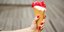 Κοπέλα με βαμμένα νύχια κρατά ένα παγωτό /Φωτογραφία: Shutterstock