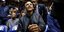 Ο Μπαράκ Ομπάμα σε κολλεγιακό αγώνα μπάσκετ. Φωτογραφία: AP/Gerry Broome