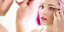 Γυναίκα εφαρμόζει eyeliner/Φωτογραφία Shutterstock