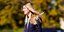 Γυναίκα ποζάρει στον φακό/Φωτογραφία Getty