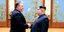 Ο αμερικανός υπουργός Εξωτερικών Μάικ Πομπέο και ο ηγέτης της Βόρειας Κορέας Κιμ Γιονγκ Ουν (Φωτογραφία αρχείου: ΑΡ) 