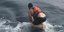 Τρομερό: Ψαράς καβαλά φάλαινα για να την απελευθερώσει από σκοινί 