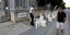 Εστησε 20 αυτοσχέδιες τουαλέτες έξω απο την Τράπεζα της Κύπρου για να διαμαρτυρη
