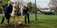 Τραμπ και Μακρόν φυτεύουν τη βελανιδιά στο Λευκό Οίκο /Φωτογραφία: ΑΡ