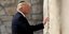 Ο Ντ. Τραμπ στο Τείχος των Δακρύων κατά τη πρόσφατη επίσκεψή του στην Ιερουαλήμ -Φωτογραφία: AP Photo/Evan Vucci