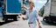 Γυναίκα ποζάρει στον φακό/ Φωτογραφία Michael Kors