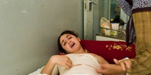 Σύζυγος και πεθερικά βασάνιζαν 15χρονη που δεν δεχόταν να γίνει πόρνη