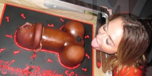 Σοκάρει η Χάνα Μοντάνα και η τούρτα πέος [εικόνες] 