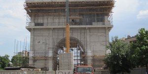 Ο Γκρουέφσκι εγκαινίασε «Αψίδα της Μακεδονίας» που διεκδικεί την Βόρεια Ελλάδα