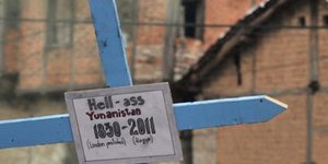 Η «κηδεία της Ελλάδας» κεντρικό θέμα σε καρναβάλι  στα Σκόπια [εικόνες]