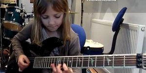 8χρονη παίζει ηλεκτρική κιθάρα σαν κανονικός μεταλάς [βίντεο]