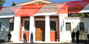 Άλλα αρχαία αντικείμενα ήθελα να κλέψουν και άλλα έκλεψαν!