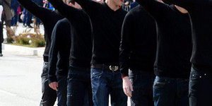 Η ομαδική μούντζα των μαθητών στην παρέλαση στα Ιωάννινα [εικόνα]