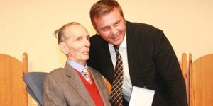 -«Σ' ευχαριστώ σύντροφε Mεγιστάνα» -«Σύντροφε το κεφάλαιο σε στηρίζει...» [βίντε