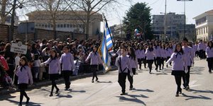 Σημαιοφόρος φώναξε «είστε μαλάκες» και οι συμμαθητές του μούτζωσαν τους επίσημου