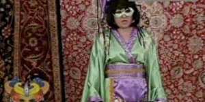 Η Μοιραράκη - χανούμισσα πουλάει χαλιά [βίντεο]