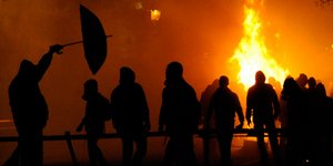Κουκουλοφόροι στρατολογούνται από τους οργανωμένους οπαδούς
