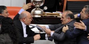 Τούρκοι βουλευτές έπαιξαν ξύλο μέσα στο κοινοβούλιο